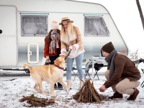 Camping d’hiver avec un camping-car ou une caravane : conseils pour une aventure confortable