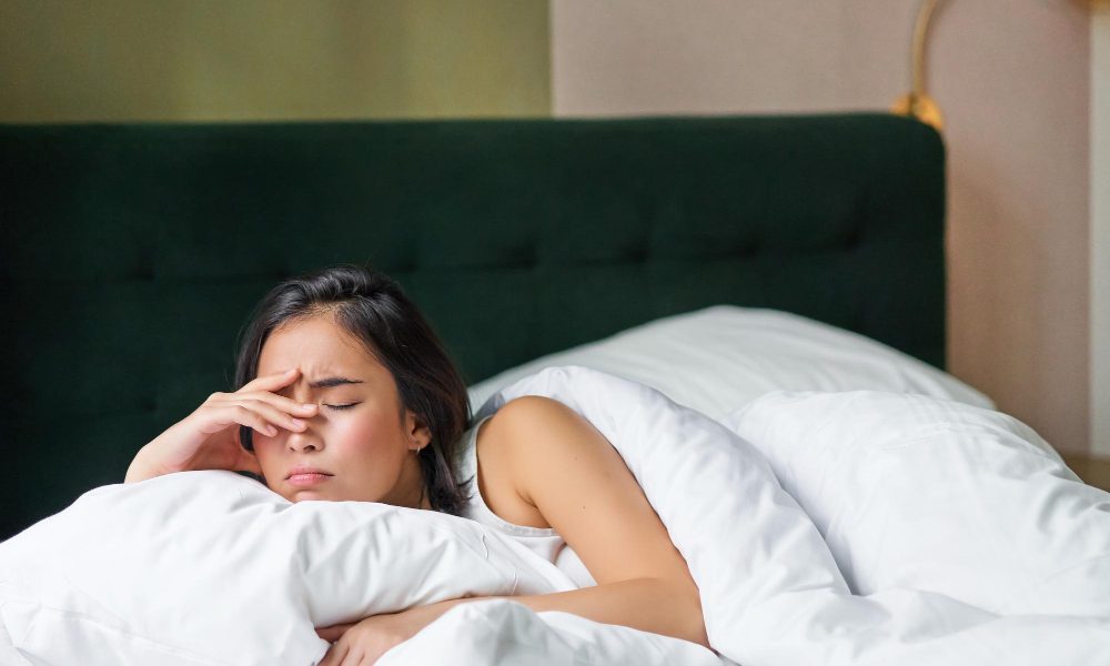 Agitation nocturne : causes et solutions pour un sommeil paisible